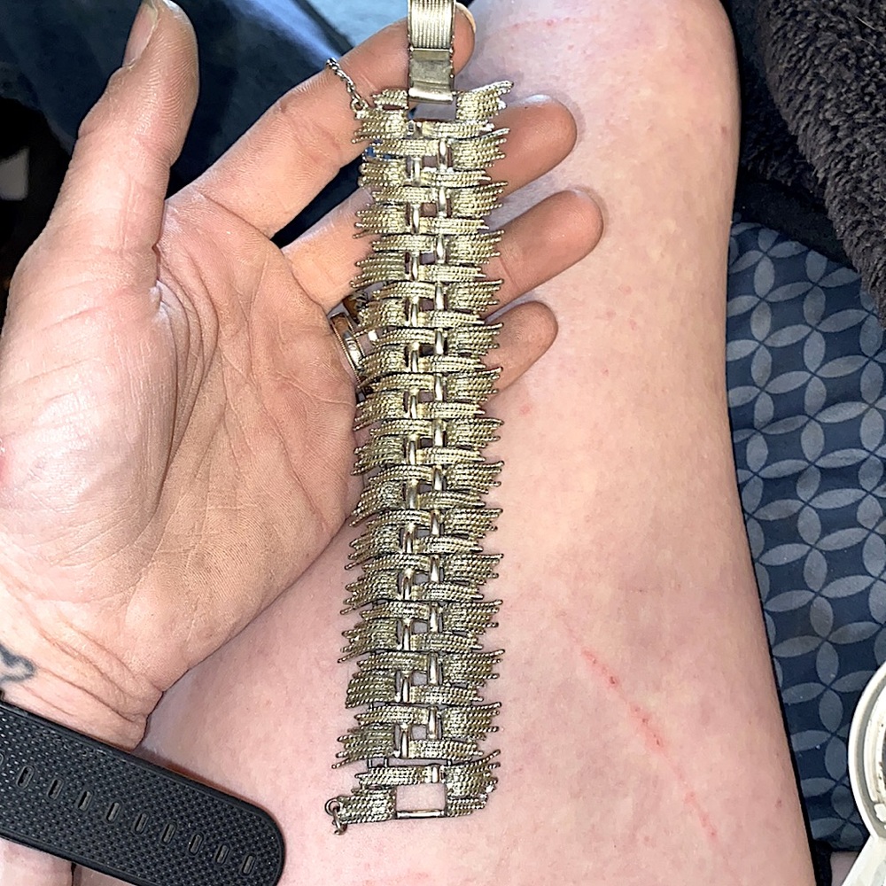 Vintage Cora gold tone bracelet.7 1/4 inches long